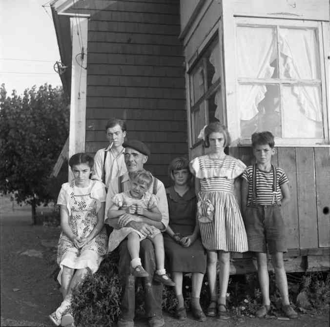 Martine sur les genoux de son père. 1950, Archives nationales à Québec, Fonds Lida Moser
